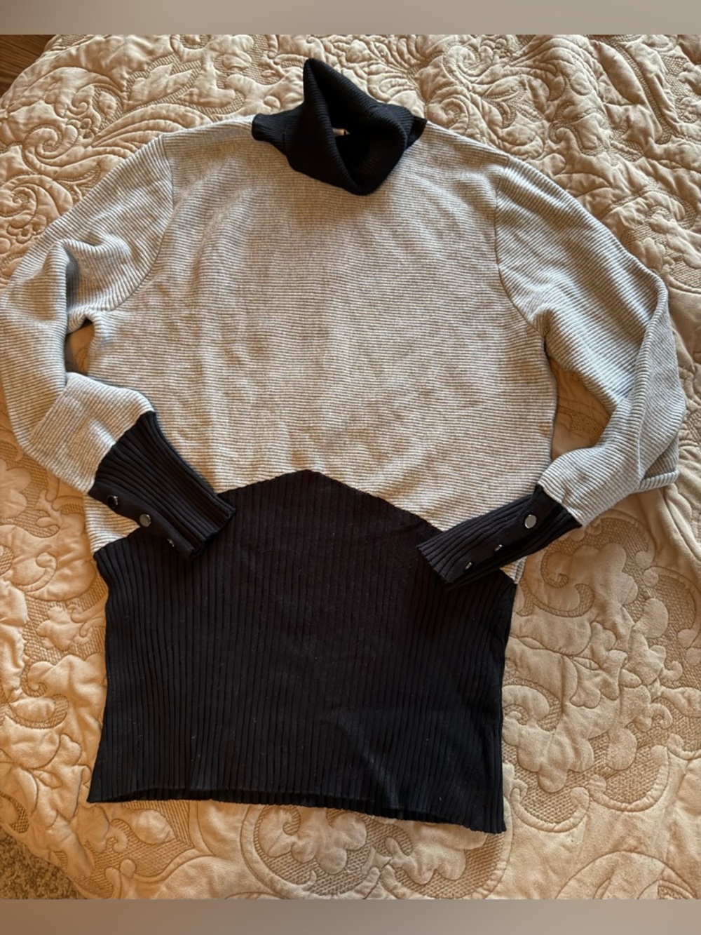 Carmen Marc Valvo Ribbed Turtleneck Sweater - Black & Light Gray